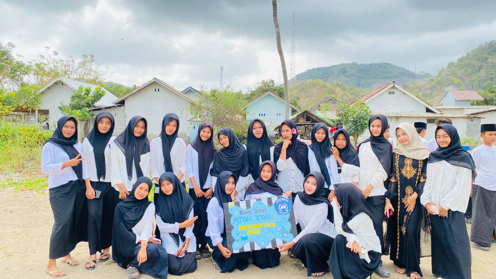 SMPN 3 Sekotong Turut Memeriahkan Pawai Ta'aruf MTQH XXXII Sekotong 2026